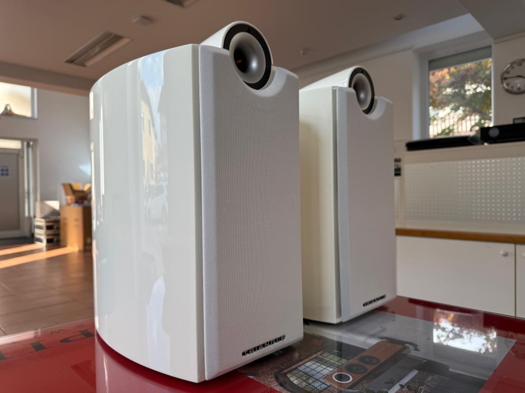 Triangle Signature Theta, gloss white